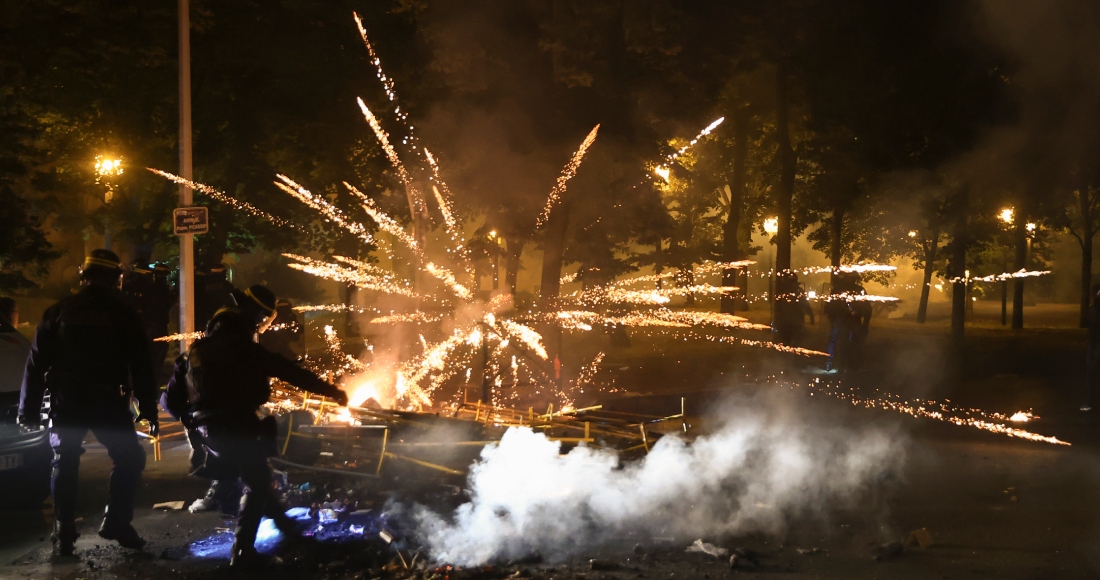 Un manifestante corre por una calle durante la tercera noche de protestas luego de la muerte de un conductor de 17 años por un disparo de la policía, en Nanterre, un suburbio de París, Francia, el 30 de junio de 2023. Foto: Aurelien Morissard, AP