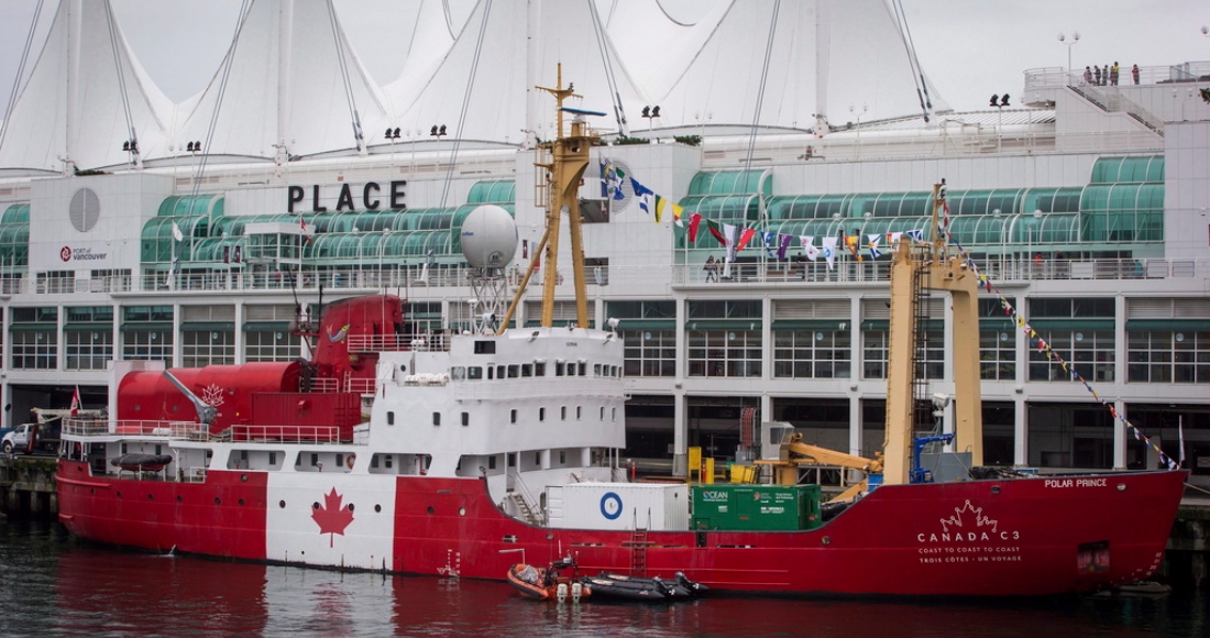 El barco Polar Prince se ve anclado en Vancouver, Columbia Británica, el 23 de octubre de 2017. Hay una operación en marcha para localizar un sumergible desaparecido con cinco personas a bordo cuando se dirigía al deteriorado pecio del crucero transocéanico Titanic. Foto: Darryl Dyck, The Canadian Press, AP