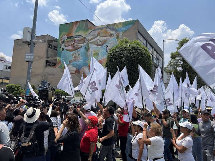 Ricardo Monreal llega con porra a la sede donde el consejo de Morena delibera. Hasta las 13:00 horas era el único precandidato en arribar con acompañantes.