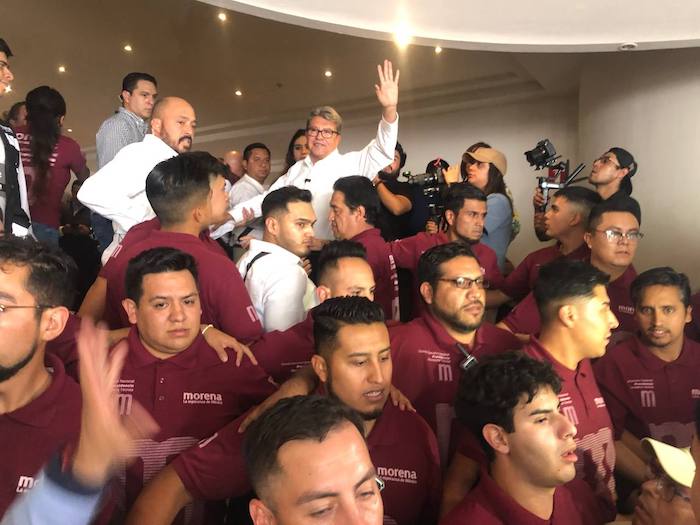 Ricardo Monreal saluda al llegar a la reunión del Consejo Nacional de Morena, celebrada en un hotel de la Ciudad de México.