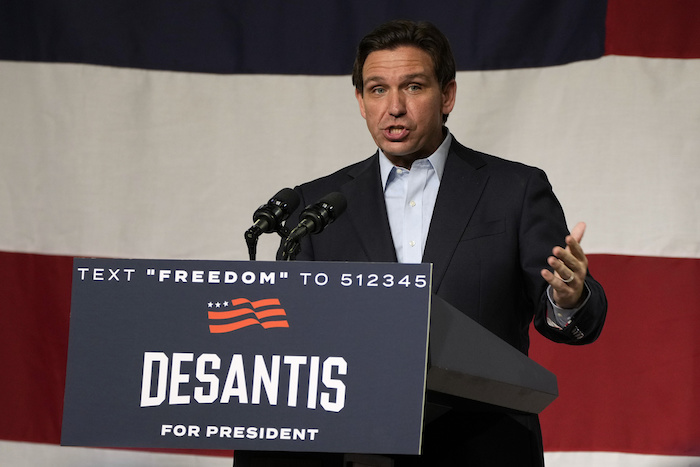 El Gobernador de Florida, Ron DeSantis, que busca la candidatura presidencial republicana, pronuncia un discurso durante un evento de su campaña política en Clive, Iowa, el martes 30 de mayo de 2023.