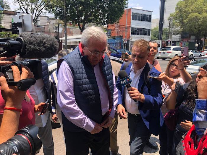 Rubén Rocha Moya, Gobernador de Sinaloa, fue abordado por los medios de comunicación cuando arribó a la reunión del Consejo Nacional de Morena.