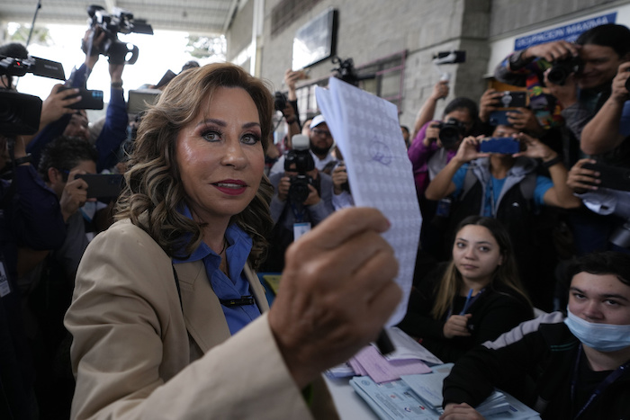 Sandra Torres, candidata presidencial por el partido Unidad Nacional de la Esperanza (UNE), muestra su papeleta antes de emitirla durante las elecciones generales en Ciudad de Guatemala, el domingo 25 de junio de 2023.