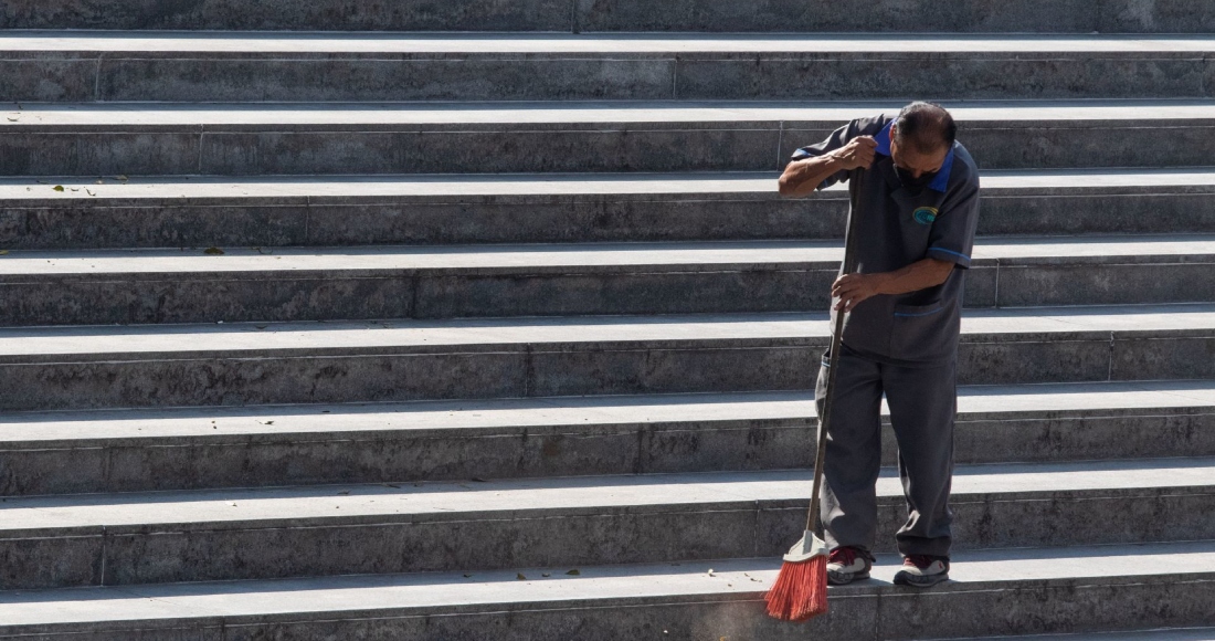 Un trabajador de una empresa de limpieza barre las escaleras de la Estela de Luz. Foto: Moisés Pablo Nava, Cuartoscuro