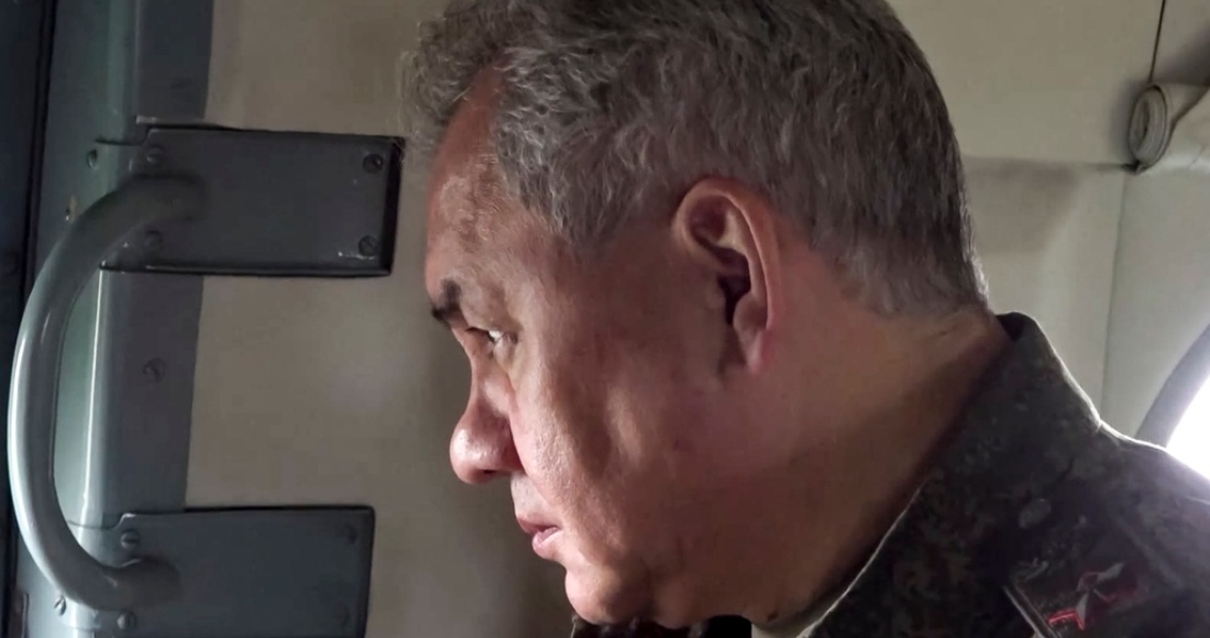 En esta imagen tomada de un video publicado el lunes 26 de junio de 2023 por el servicio de prensa del Ministerio ruso de Defensa, el Ministro, Sergei Shoigu, se ve a bordo de un helicóptero militar para inspeccionar un puesto de mando de tropas rusas en un lugar no revelado de Ucrania.