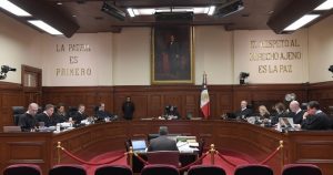 Andrés Manuel López Obrador informó la mañana de este martes que enviará, a través de la Secretaría de Gobernación (Segob), un escrito a las y los ministros de la Suprema Corte de Justicia de la Nación (SCJN) para preguntarles por qué violan el Artículo 127 de la Constitución, el cual establece que nadie del Gobierno puede ganar más que el Presidente de la República.