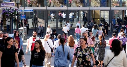 Gente pasa por una calle comercial en Essen, Alemania, el 31 de mayo de 2023- Germany, on May 31, 2023. La economía global debe avanzar este año y el siguiente en una precaria recuperación mientras la inflación sigue pesando sobre el gasto de los hogares y las tasas de interés más altas frenan el crecimiento, los bancos y los mercados, según la previsión económica de la OCDE el miércoles 7 de junio de 2023. Foto: Martin Meissner, Archivo. AP