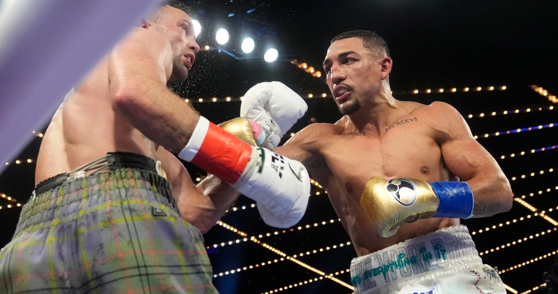 Teófimo López (derecha) lanza un golpe contra el escocés Josh Taylor en su contienda por el cetro de los welter junior, el sábado 10 de junio de 2023, en Nueva York. Foto: Frank Franklin II, AP