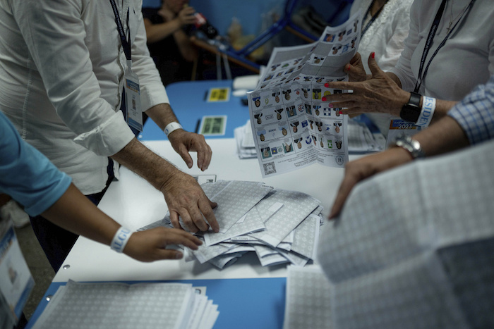 Trabajadores electorales cuentan votos después del cierre de urnas en las elecciones generales en Ciudad de Guatemala, el domingo 25 de junio de 2023.