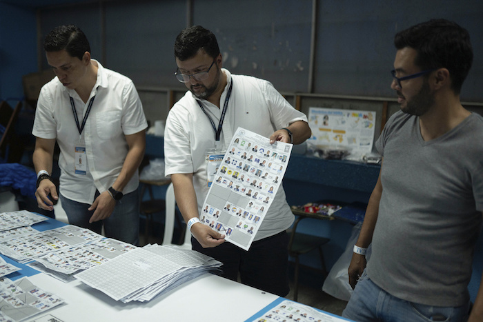 Trabajadores electorales cuentan votos después del cierre de urnas en las elecciones generales en Ciudad de Guatemala, el domingo 25 de junio de 2023.