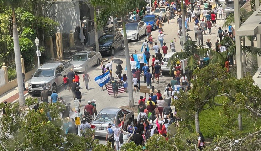 La comunidad migrante en Florida detuvo sus actividades en protesta contra la Ley antinmigrante, de Ron DeSantis. Foto: Thomas Kennedy, Twitter