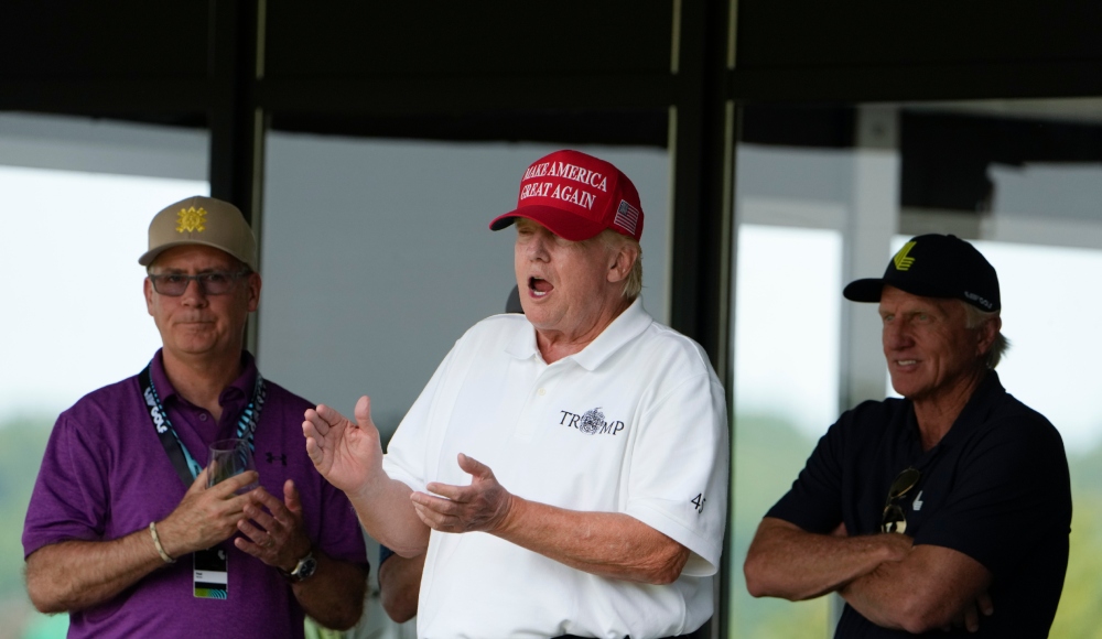 El expresidente Donald Trump, Greg Norman, director general de LIV Golf, a la derecha, y Paul Myler, jefe adjunto de la misión de la embajada australiana en Washington, a la izquierda, presencian la segunda ronda del torneo LIV Golf, en el Club de Golf Trump National, en Sterling, Virginia, el 27 de mayo de 2023. Foto: Alex Brandon, AP