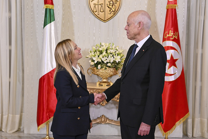 El Presidente de Túnez Kais Saied estrecha la mano de la Primera Ministra italiana Giorgia Meloni en el palacio presidencial Carthage en Túnez, el martes 6 de junio de 2023.