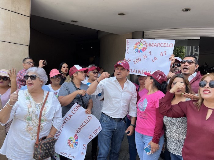 Un grupo de simpatizantes de Marcelo Ebrard lo correan a las afueras del hotel donde Morena desarrolla sus trabajos.