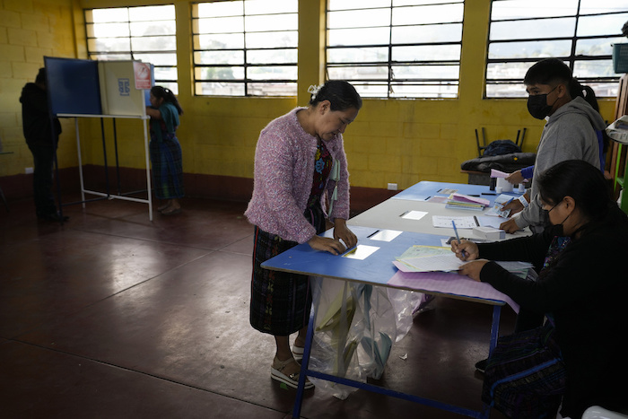 Una mujer vota durante las elecciones generales en Sumpango, Guatemala, el domingo 25 de marzo de 2023.