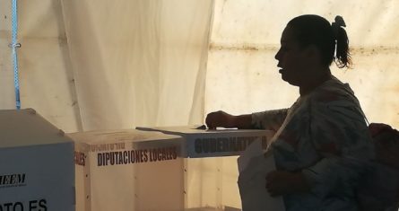 Una mujer deposita su voto en el municipio de Ecatepec, Estado de México.