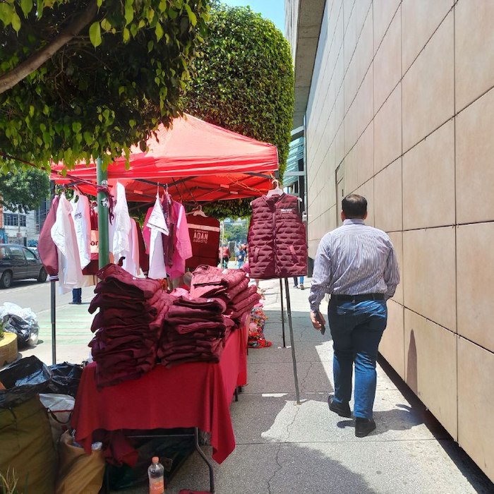 "Ahora es Adán Augusto", se lee en algunas de las playeras que esta tarde vendieron militantes de Morena.