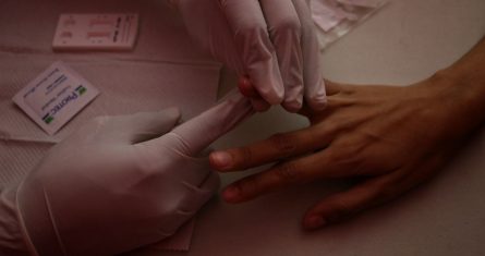 CIUDAD DE MÉXICO, 2 de diciembre 2021.- La asociación AHF México, realiza jornadas de pruebas VIH de manera gratuita en distintos puntos de la Ciudad. Con el fin de exhortar a la población de cuidar su salud sexual y realizarse la prueba VIH, AHF las aplica de manera gratuita y con resultados en 1 minuto por lo que de 50 a 100 personas acuden diariamente a realizarse la prueba rápida de sangre. Foto: Andrea Murcia Monsivais, Cuartoscuro