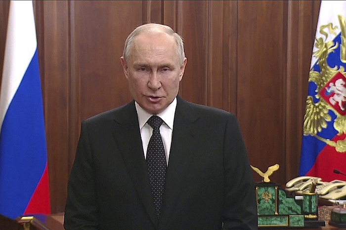 En esta imagen tomada de un video distribuido por la oficina de prensa de la Presidencia rusa, el Presidente de Rusia, Vladímir Putin, se dirige a la nación en un discurso televisado, en Moscú, Rusia, el 24 de junio de 2023.