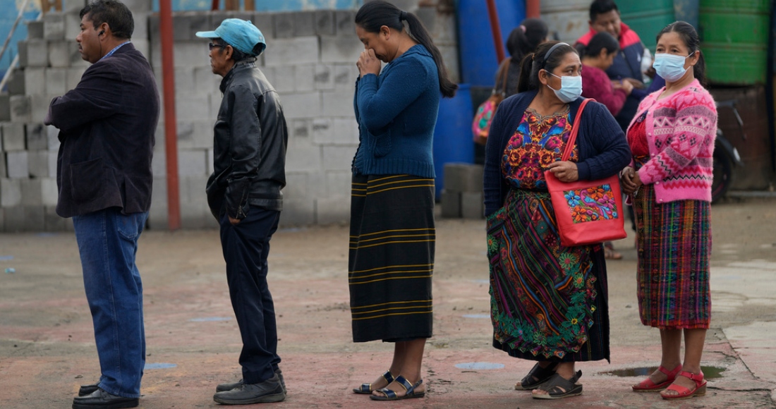 Votantes hacen fila en un colegio electoral durante las elecciones generales en Sumpango, Guatemala, el domingo 25 de marzo de 2023.