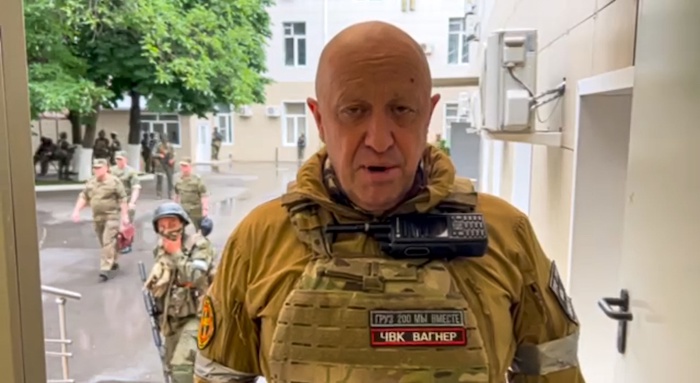 En esta imagen tomada de un video distribuido por la oficina de prensa de Prigozhin, Yevgeny Prigozhin, propietario del grupo militar privado Grupo Wagner, graba un mensaje en video desde Rostov del Don, Rusia, el 24 de junio de 2023.