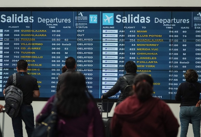 Personal de la SSC-CdMx, Marina y seguridad privada del aeropuerto actuaron conjuntamente para localizar al usuario de 83 años que extravió dicho paquete de dinero en efectivo. Foto: Rodríguez, Cuartoscuro