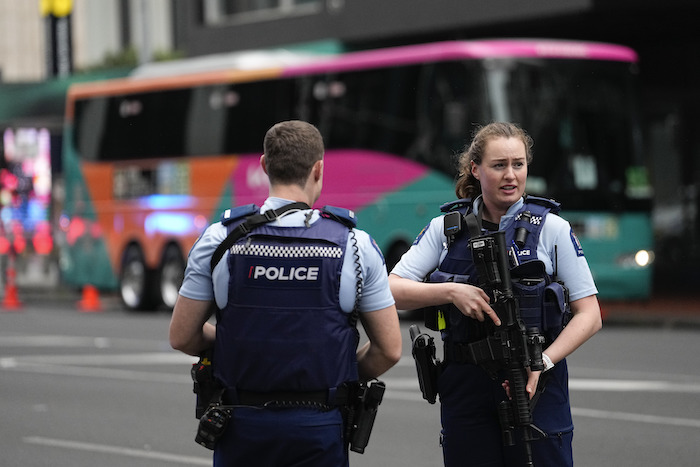 Agentes de Nueva Zelanda montan guardia frente a un hotel que alberga a jugadoras del Mundial femenino en Auckland, el jueves 20 de julio de 2023.