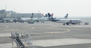 Una de las pistas del Aeropuerto Internacional de Ciudad de México (AICM) fue cerrada esta noche debido a las fuertes lluvias, por decisión de la Actividad Aeroportuaria (AFAC). Foto: Galo Cañas Rodríguez, Cuartoscuro