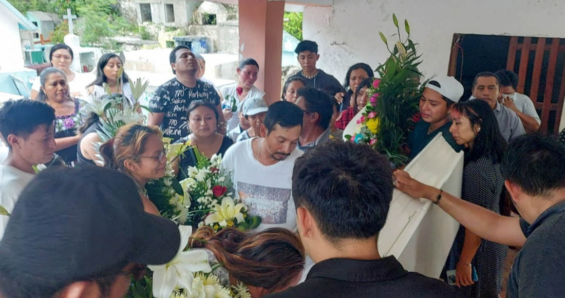 Familiares, amigos y vecinos de la pequeña Aitana D., niña quien falleció prensada en el elevador de un hospital del IMSS de Playa del Carmen, le dieron el último adiós, en su hogar, en Tinum, ahí sus padres exigieron castigo a los responsables de lo que calificaron como negligencia por parte del Seguro Social. Foto: Guillermo Castillo, Cuartoscuro