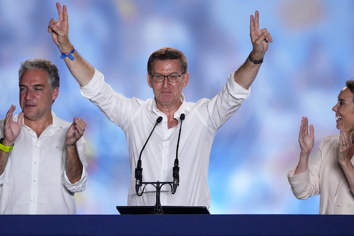 Alberto Núñez Feijóo, líder del Partido Popular, saluda a los simpatizantes congregados en el exterior de la sede de la formación conservadora, a primera hora del 24 julio de 2023, en Madrid.