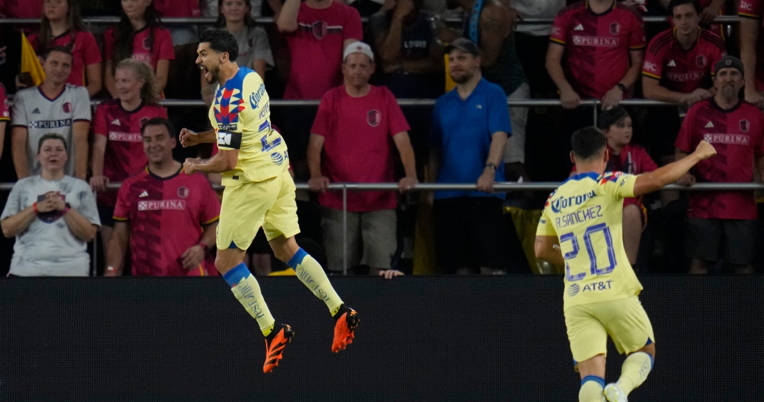 Henry Martín (izquierda), del América, festeja su gol con su compañero Richard Sánchez, en un encuentro ante el San Luis de la MLS, el jueves 27 de julio de 2023. Foto: Jeff Roberson, AP