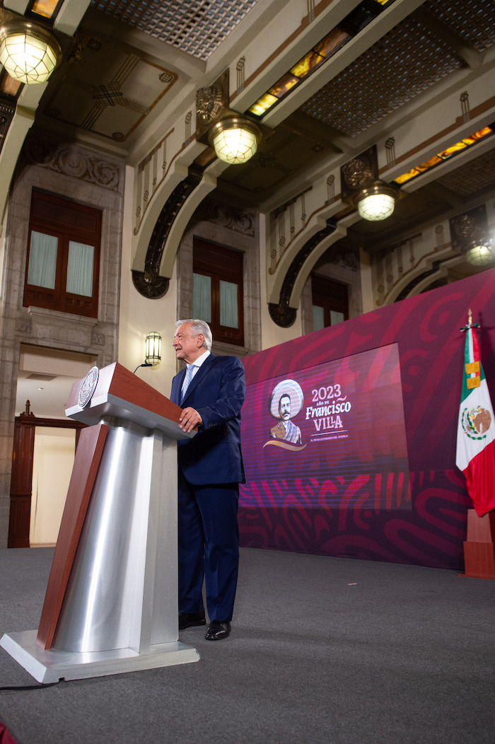 El Presidente Andrés Manuel López Obrador acusó hoy a medios y periodistas de promover la idea de un ataque físico en contra de la precandidata presidencial Xóchitl Gálvez porque desean “el regreso de los privilegios”, y exhibió una lista de personas físicas y morales que obtenían, dijo, millones de pesos del Gobierno federal.