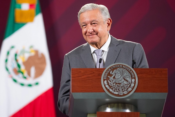 El Presidente Andrés Manuel López Obrador reiteró que la Senadora Xóchitl Gálvez será la candidata presidencial de la oposición, de los expresidentes Carlos Salinas de Gortari y Vicente Fox Quesada, del empresario Claudio X. González, "de otros traficantes de influencia", y de quienes buscan "regresar por sus fueros porque quieren seguir saqueando al país".