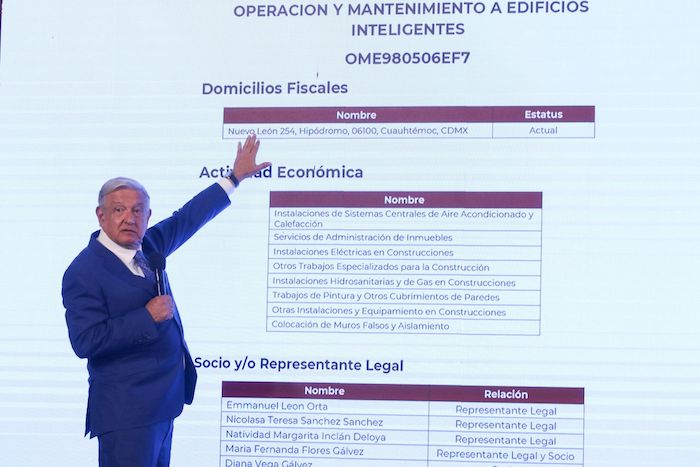 El Presidente Andrés Manuel López Obrador mostró los contratos que obtuvo Xóchitl Gálvez con sus dos empresas. También señaló que muchos de ellos durante su gestión como Alcaldesa de Miguel Hidalgo.