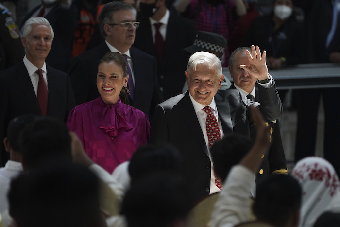 El Presidente mexicano Andrés Manuel López Obrador, acompañado por su esposa Beatriz Gutiérrez, saluda durante la inauguración del Aeropuerto Internacional Felipe Ángeles, al norte de la Ciudad de México, el 21 de marzo de 2022.