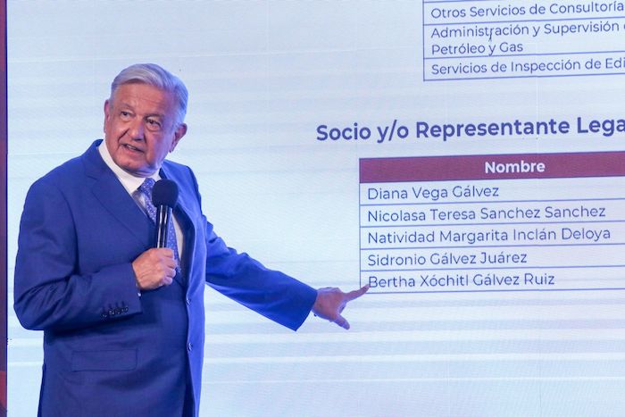 Como el Presidente todavía no es notificado de la decisión tomada por el organismo electoral, aprovechó para volver a exhibir los contratos que han recibido las empresas de Xóchitl Gálvez, a quien señala de haber sido elegida por las cúpulas de las élites para competir con el bloque opositor por la Presidencia en 2024.