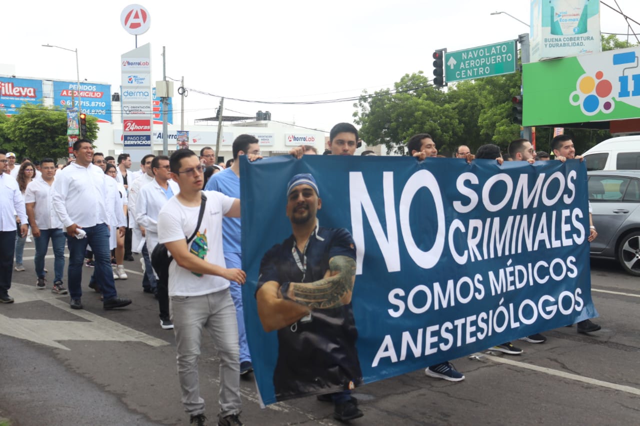 Un Juez federal ha emitido una suspensión en el proceso legal que enfrenta el Doctor Gustavo Dardwin Aguirre Castro, quien fue acusado por la Fiscalía General de la República. Foto: Río doce