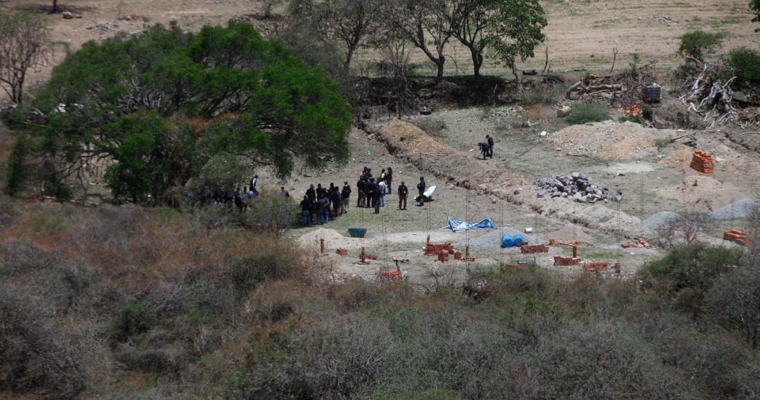 Las labores en la zona del atentado con explosivos contra elementos de la Fiscalía General del Estado (FGE) que atendían un presunto reporte del hallazgo de una supuesta fosa clandestina.