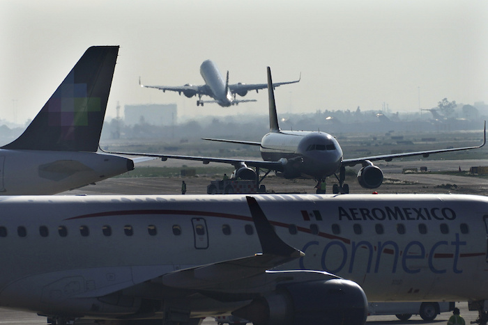 Aviones de pasajeros despegan del Aeropuerto Internacional Benito Juárez en la Ciudad de México, el 12 de mayo de 2022.