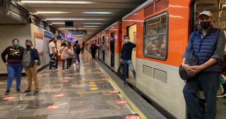 Las primeras indagaciones señalan que los responsables posiblemente siguieron a las víctimas desde el exterior de la estación y, al bajar las escaleras, dispararon contra ellas. Foto: Andrea Murcia Monsivais, Cuartoscuro