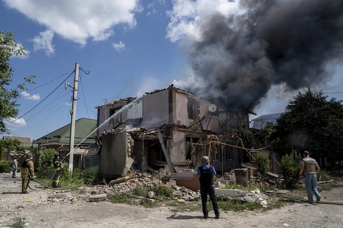 Bomberos de los servicios de emergencia de Ucrania apagan un incendio en una vivienda destruida tras un bombardeo ruso, en un vecindario residencial en Jersón, Ucrania, el 1 de julio de 2023.