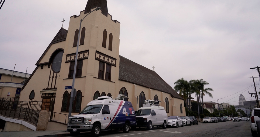 Camionetas de medios de comunicación estacionadas fuera de la iglesia católica croata de San Antonio, el miércoles 14 de junio de 2023, en Los Ángeles.