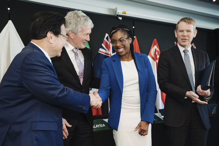 Kemi Badenoch, Ministra británica de Comercio, le da la mano al Ministro de Economía de Japón, Shigeyuki Goto; la izquierda, está el Ministro de Comercio de Nueva Zelanda, Damien O'Connor, y a la derecha el Primer Ministro de Nueva Zelanda, Chris Hipkins, durante la reunión ministerial de la Asociación Transpacífico (TPP) en Auckland, Nueva Zelanda, el domingo 16 de julio de 2023.