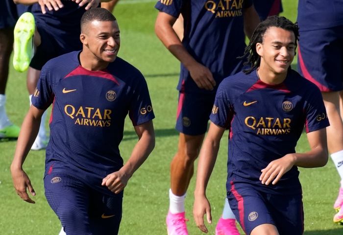 Kylian Mbappé y su hermano Ethan Mbappé asisten a una sesión de entrenamiento con el Paris Saint-Germain el jueves 20 de julio del 2023. Foto: Christophe Ena, AP