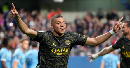 Kylian Mbappé celebra luego de anotar un gol para el Paris Saint Germain ante Troyes en la liga francesa, el lunes 7 de mayo de 2023. Foto: Lewis Joly, AP