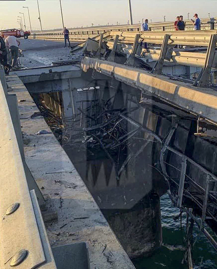 Esta imagen publicada por Ostorozhno Novosti el lunes 17 de julio de 2023, muestra supuestamente daños en un tramo de carretera del Puente de Crimea que conecta el territorio continental ruso con la Península de Crimea sobre el Estrecho de Kerch, en Crimea.