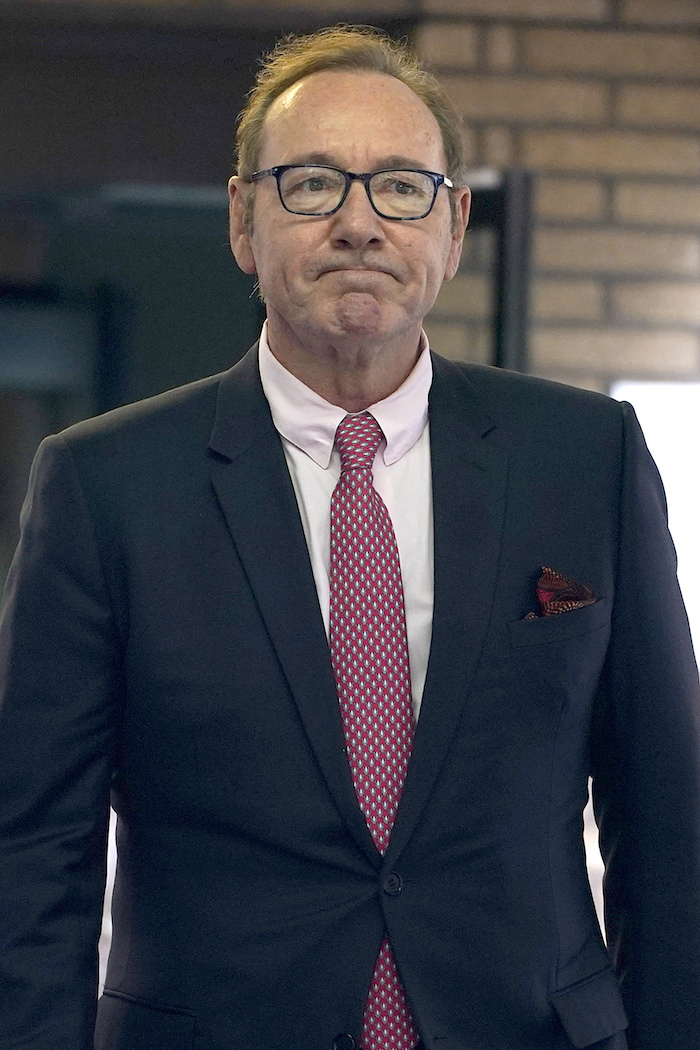 El actor Kevin Spacey sale del Tribunal de la Corona en Southwark, Londres, el miércoles 26 de julio de 2023.