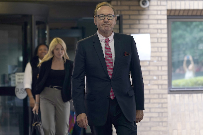 El actor Kevin Spacey se dirige a los medios de comunicación frente al Tribunal de la Corona en Southwark, Londres, el miércoles 26 de julio de 2023.