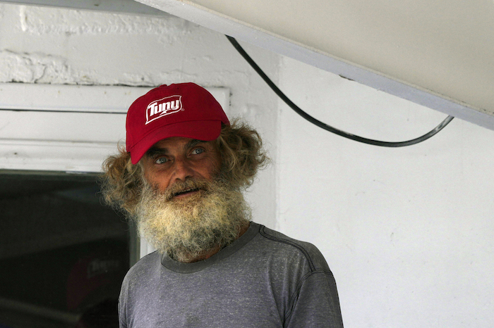 El australiano Timothy Lyndsay Shaddock, que estuvo tres meses a la deriva en el mar, al llegar a Manzanillo, México, el 18 de julio de 2023.