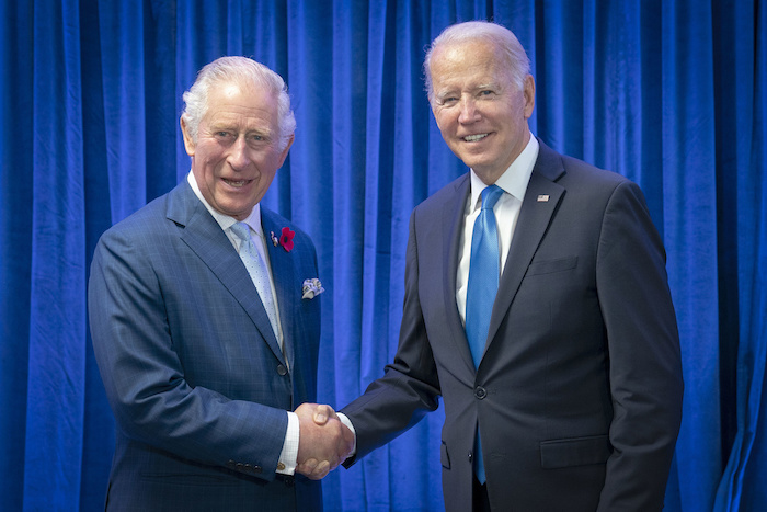 El entonces príncipe Carlos de Inglaterra, a la izquierda, recibe al Presidente de Estados Unidos, Joe Biden, antes de su reunión bilateral en la cumbre climática COP26 en Glasgow, Escocia, el 2 de noviembre de 2021.